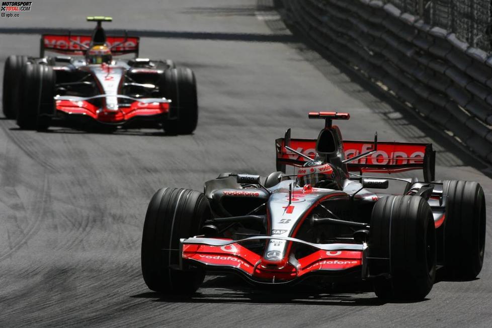Fernando Alonso vor Lewis Hamilton (McLaren-Mercedes) 