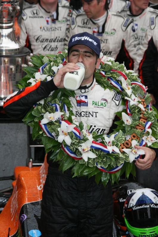 Dario Franchitti (Andretti Green) trinkt die Siegermilch