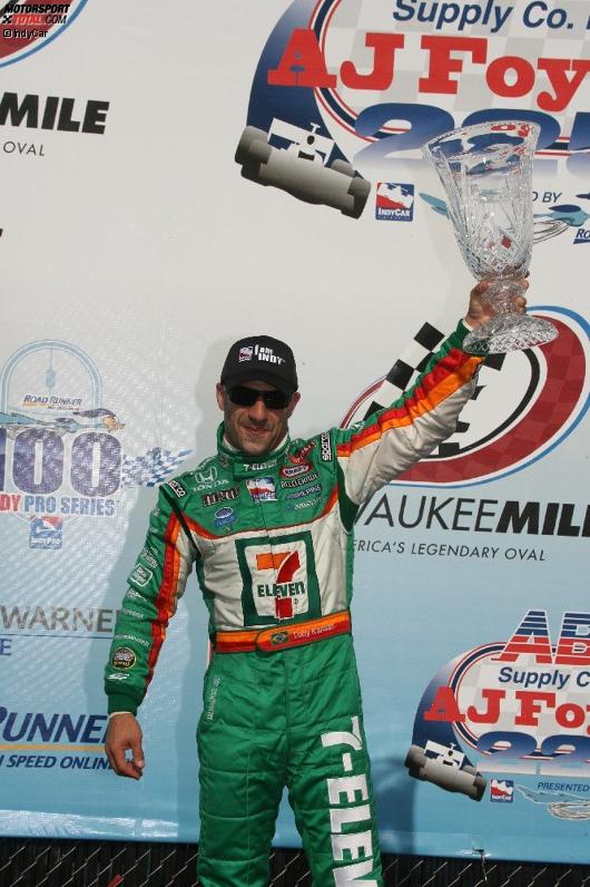  Tony Kanaan Andretti Green mit dem Siegerpokal