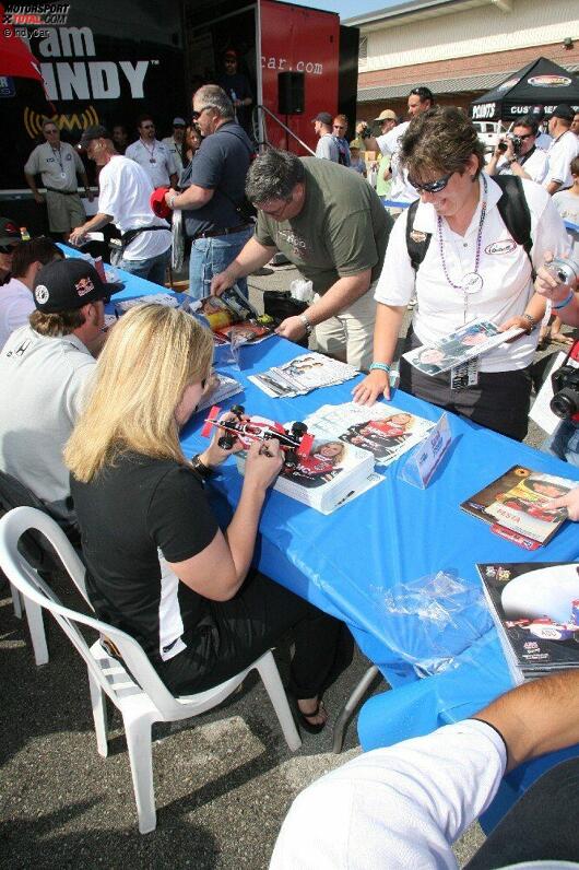 Autogrammstunde der IndyCar-Fahrer