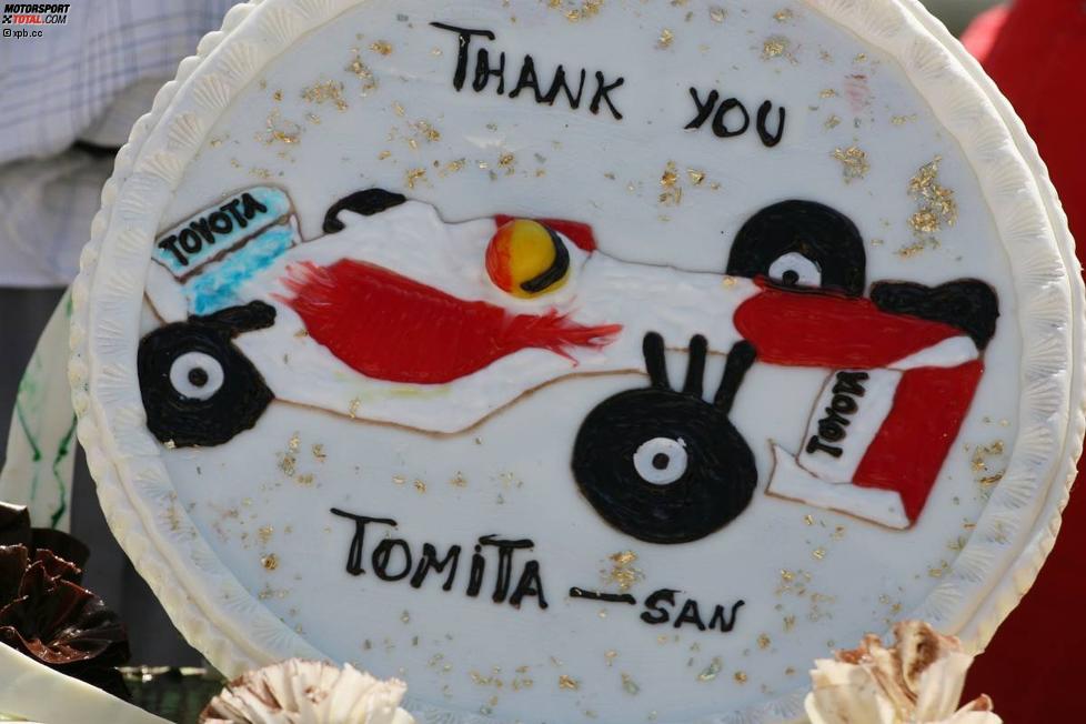 Ein Abschiedskuchen für Tsutomu Tomita (Teamchef) (Toyota) 