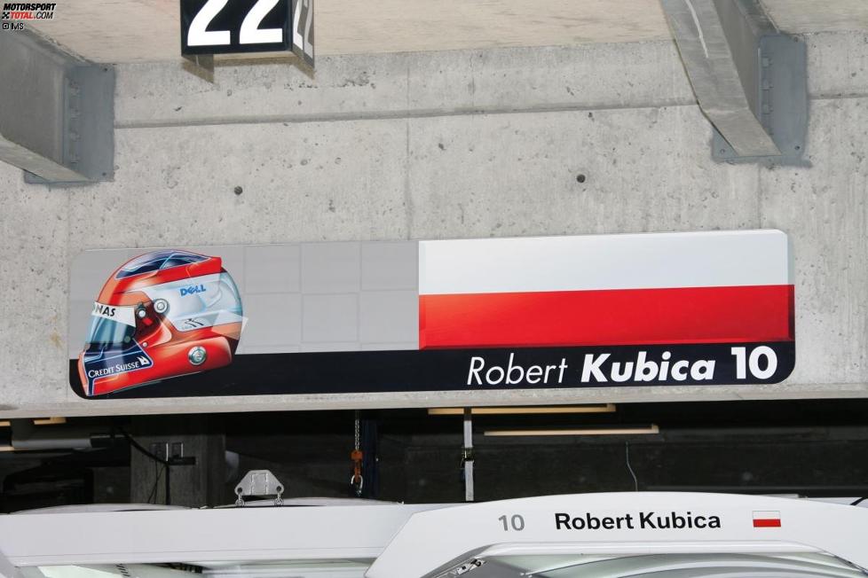Über der Box des BMW Sauber F1 Teams ist der Platz von Robert Kubica noch markiert