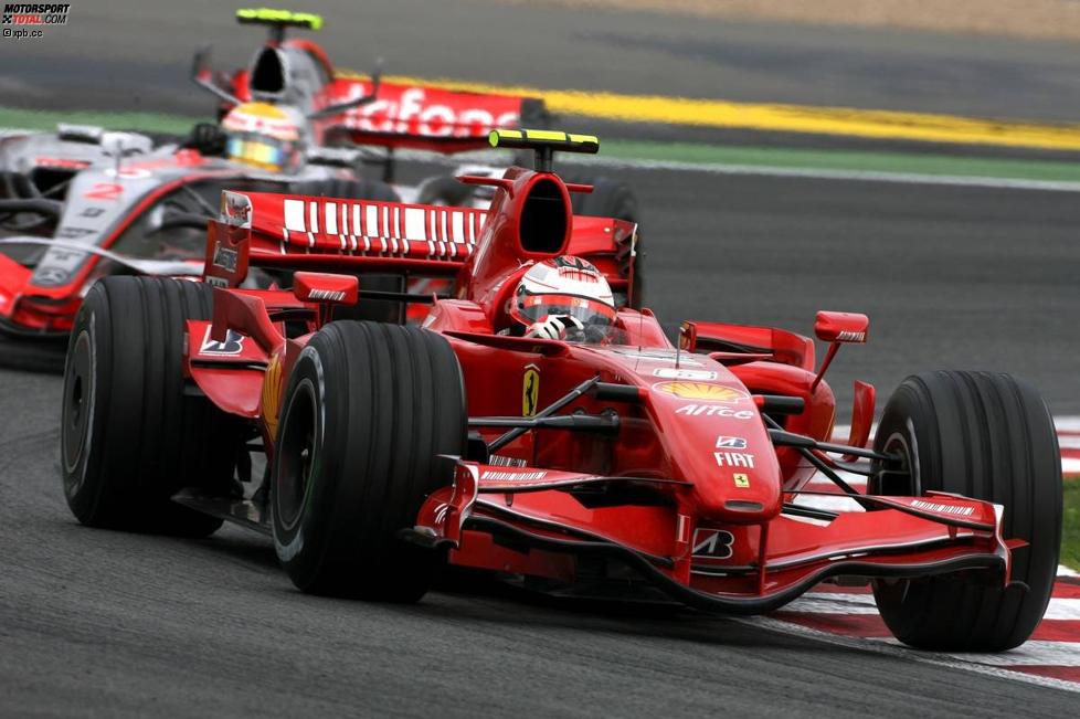 Kimi Räikkönen (Ferrari) vor Lewis Hamilton (McLaren-Mercedes) 