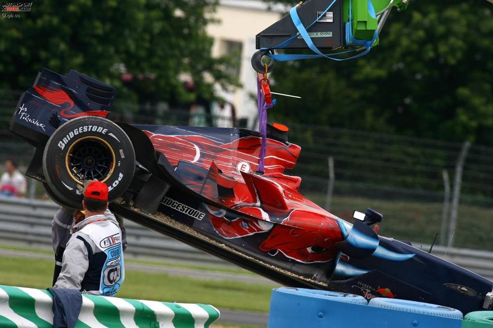 Vitantonio Liuzzis (Toro Rosso) Auto wird geborgen