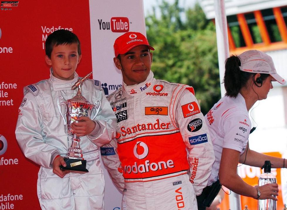Lewis Hamilton (McLaren-Mercedes) mit dem britischen Motorsportnachwuchs