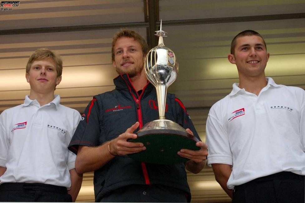 Jenson Button (Honda F1 Team) erhält die 'Hawthorn Memorial Trophy'