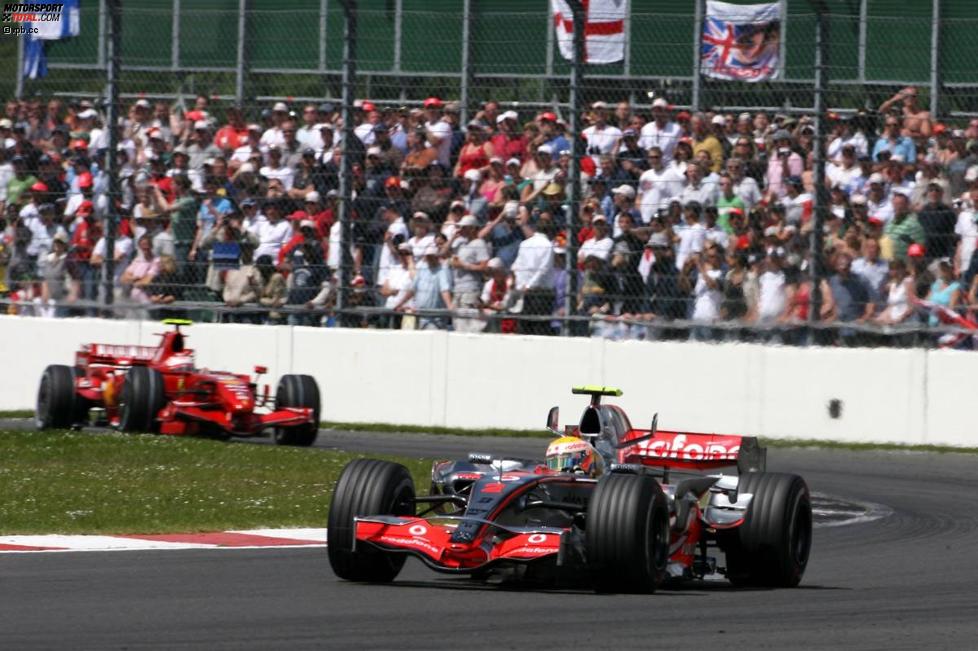 Lewis Hamilton (McLaren-Mercedes) vor Kimi Räikkönen (Ferrari) 