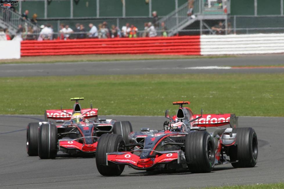 Fernando Alonso vor Lewis Hamilton (McLaren-Mercedes) 