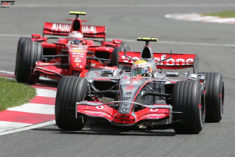 Lewis Hamilton (McLaren-Mercedes) vor Kimi Räikkönen (Ferrari) 