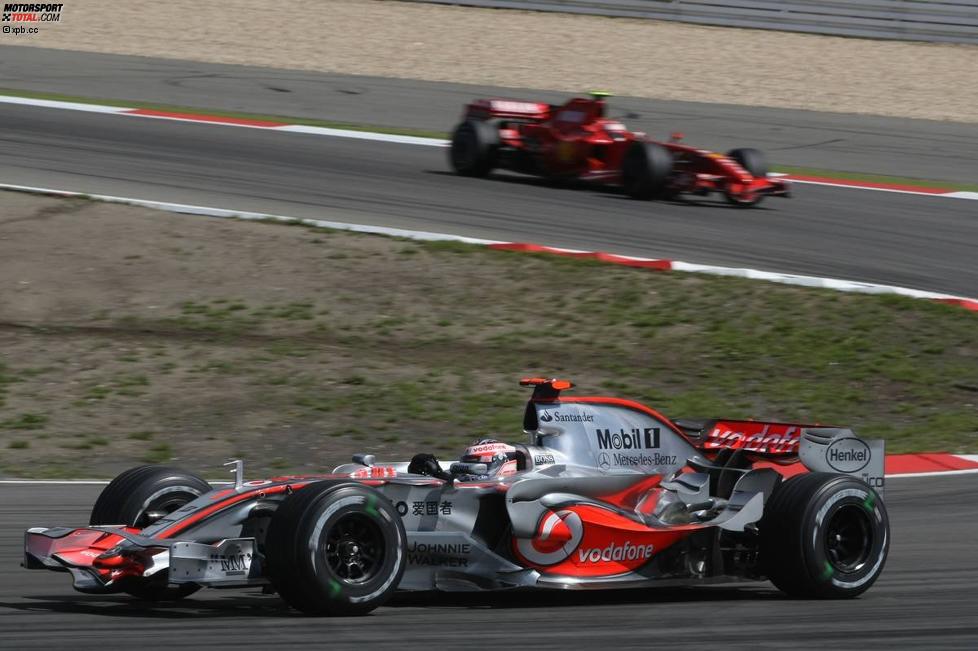 Fernando Alonso (McLaren-Mercedes) vor Kimi Räikkönen (Ferrari) 