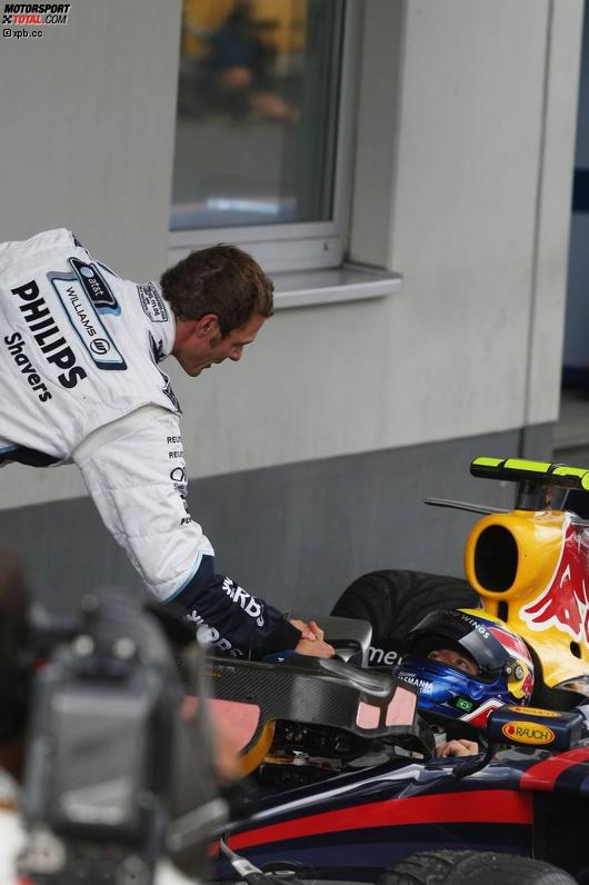 Alexander Wurz (Williams) gratuliert Mark Webber (Red Bull) 