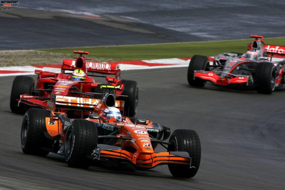 Markus Winkelhock (Spyker), Felipe Massa (Ferrari) und Fernando Alonso (McLaren-Mercedes) 