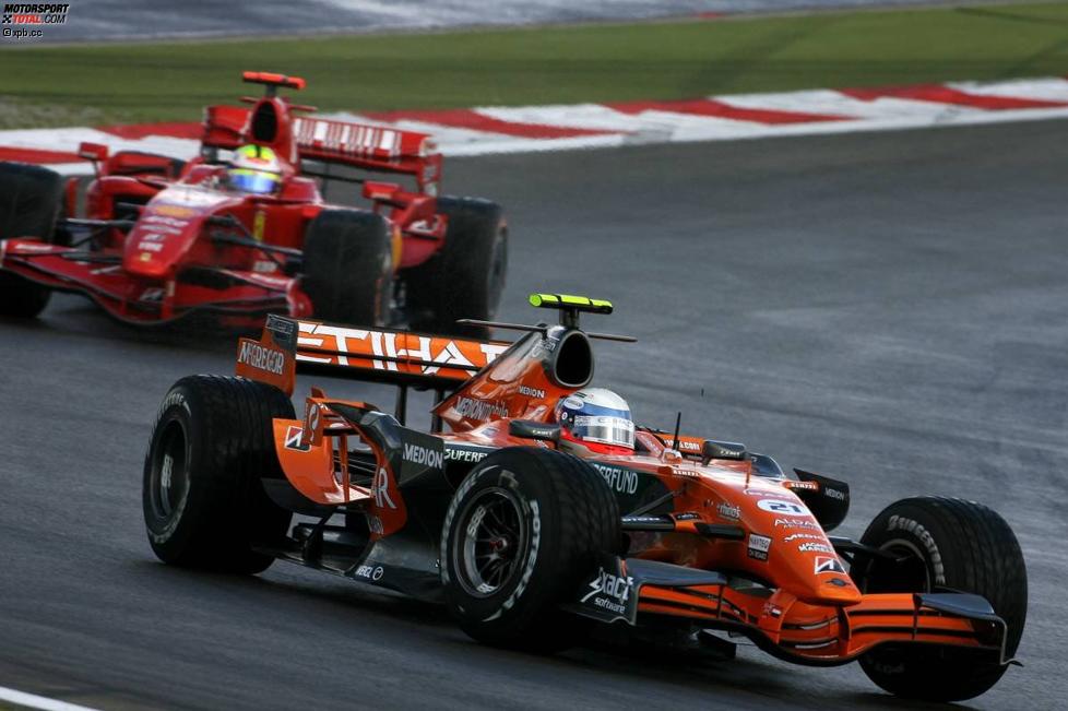 Markus Winkelhock (Spyker) vor Felipe Massa (Ferrari) 
