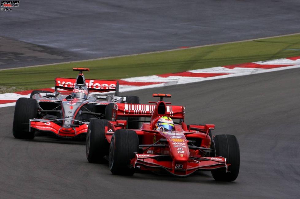Felipe Massa (Ferrari) vor Fernando Alonso (McLaren-Mercedes) 