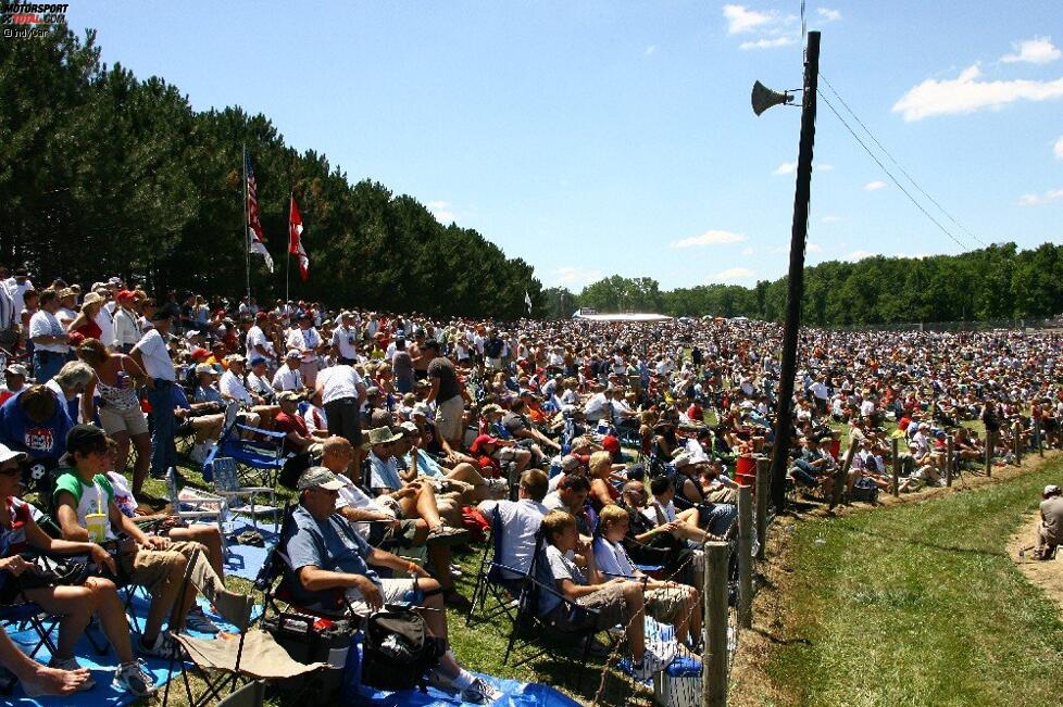 Viele IndyCar-Fans auf den Naturtribünen von Mid-Ohio