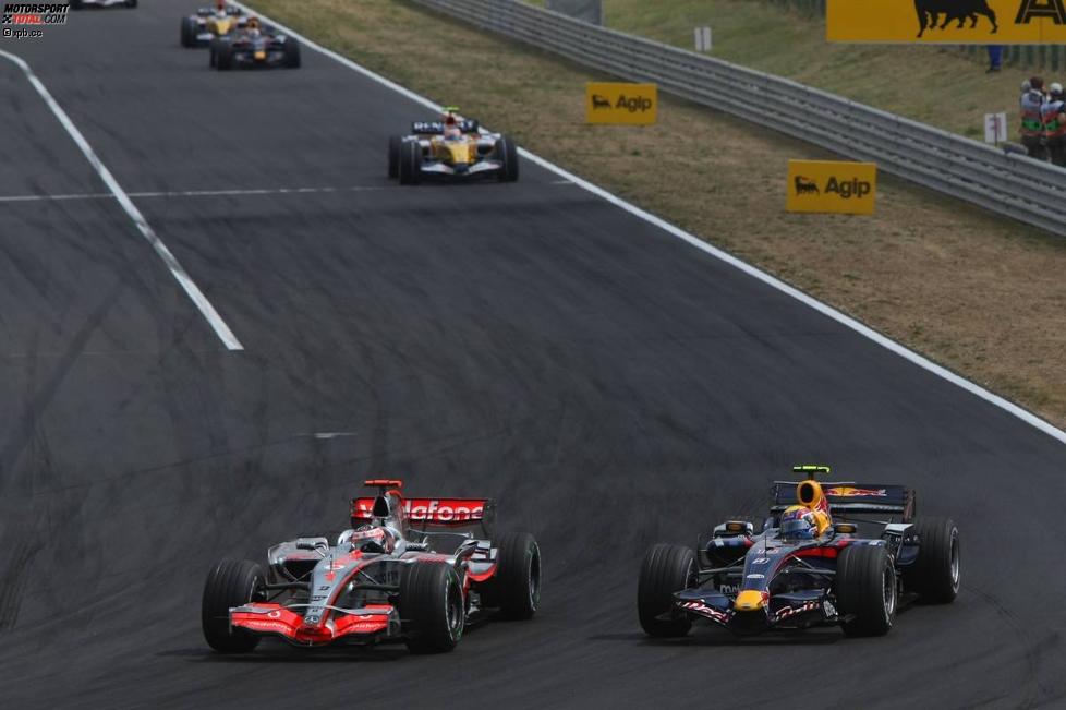 Fernando Alonso (McLaren-Mercedes) überholt Mark Webber (Red Bull) 