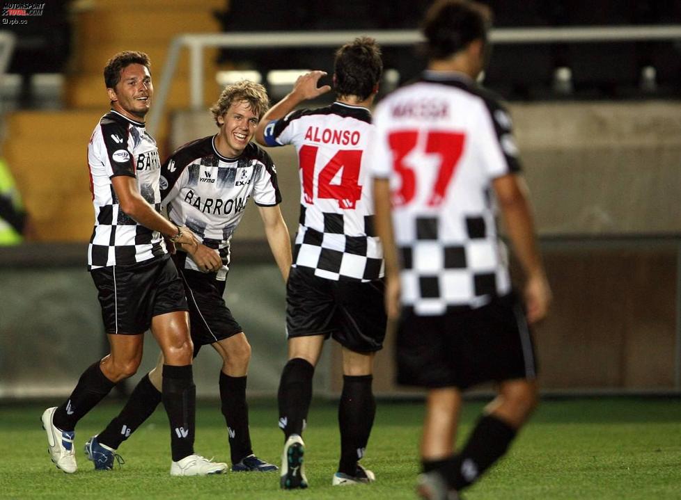 Giancarlo Fisichella (Renault), Sebastian Vettel (Toro Rosso) und Fernando Alonso (McLaren-Mercedes) bei einem Benefiz-Fußballspiel