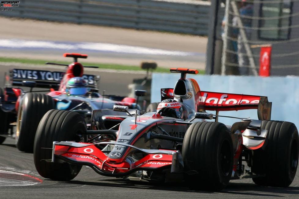 Fernando Alonso (McLaren-Mercedes) vor Vitantonio Liuzzi (Toro Rosso) 