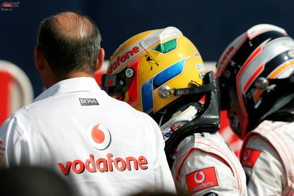 Ron Dennis (Teamchef), Lewis Hamilton und Fernando Alonso (McLaren-Mercedes) 
