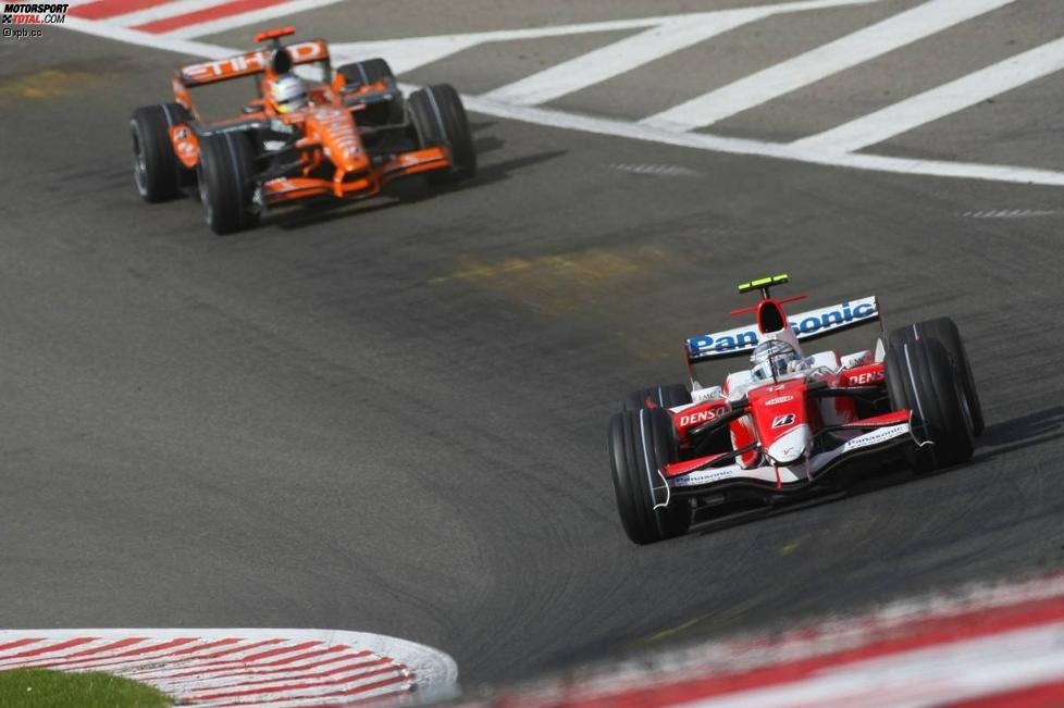 Jarno Trulli (Toyota) und Adrian Sutil (Spyker) 