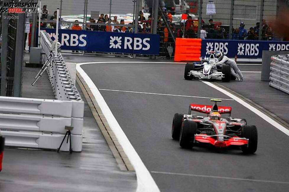 Nick Heidfeld (BMW Sauber F1 Team) schiebt, im Vordergrund Lewis Hamilton (McLaren-Mercedes)