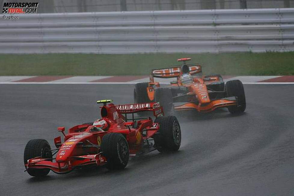 Kimi Räikkönen (Ferrari) vor Adrian Sutil (Spyker) 