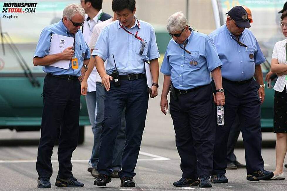 Charlie Whiting (Technischer Delegierte der FIA) mit seinem Team bei der Streckenabnahme in Shanghai