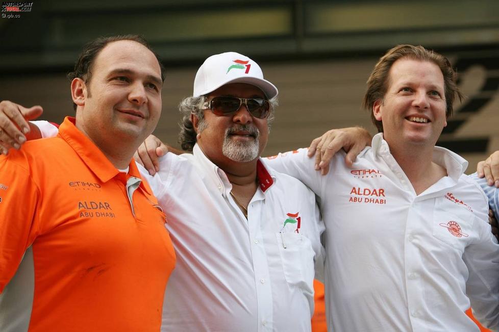 Colin Kolles (Teamchef), Vijay Mallya (Teameigentümer) und Michiel Mol (Formel-1-Projektdirektor) (Spyker)  