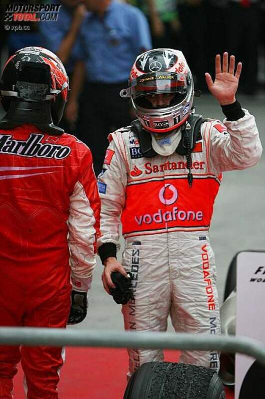 Kimi Räikkönen (Ferrari) und Fernando Alonso (McLaren-Mercedes) 