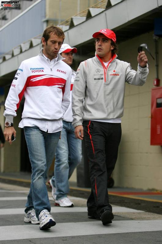 Jarno Trulli (Toyota) und Fernando Alonso (McLaren-Mercedes) 