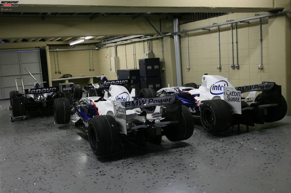 Die Autos des BMW Sauber F1 Teams und von Williams bei der Untersuchung