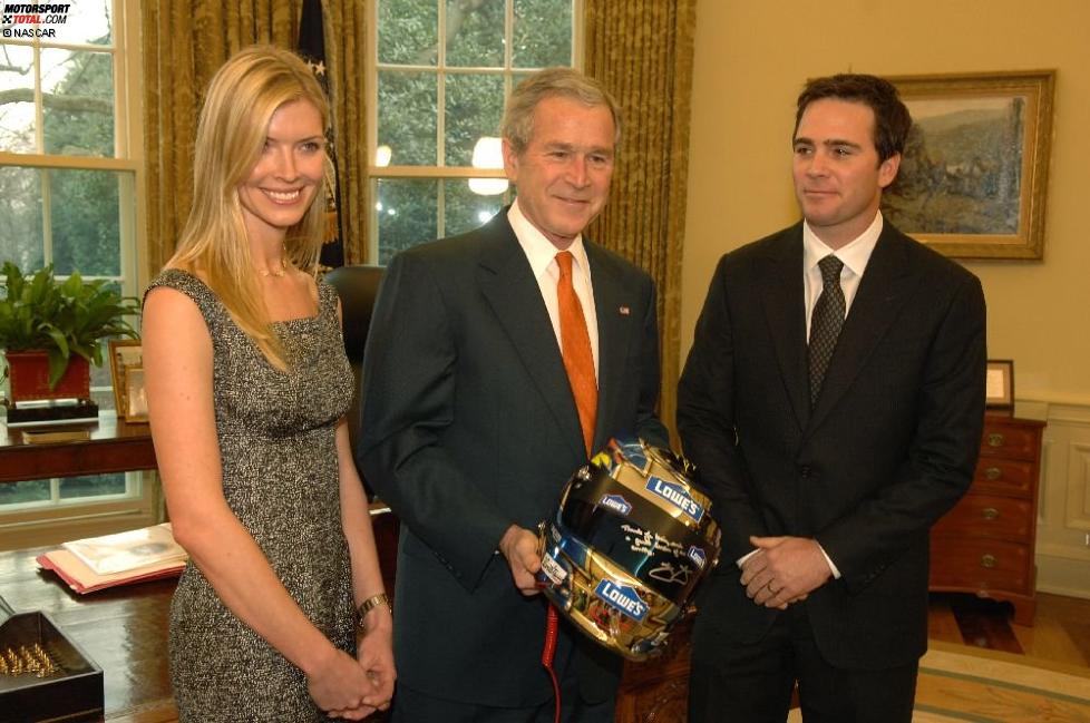 Jimmie Johnson übergibt gemeinsam mit Ehefrau Chandra einen Rennhelm an George W. Bush
