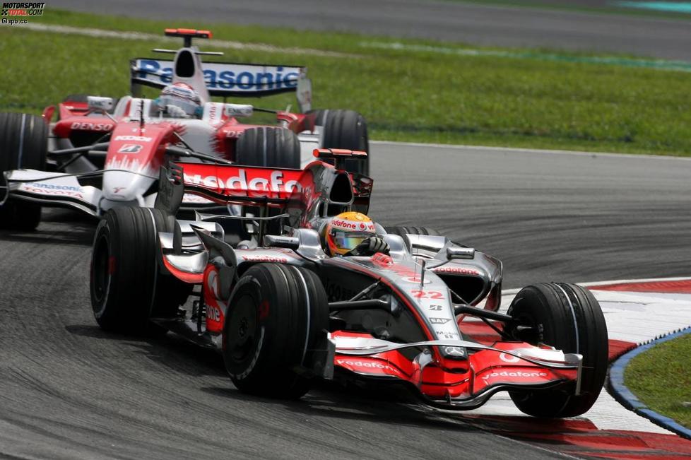 Lewis Hamilton (McLaren-Mercedes) vor Jarno Trulli (Toyota) 