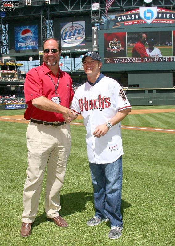  J.J. Yeley beim Baseball-Spiel der Arizona Diamondbacks mit Hall-of-Fame-Chef Jeff Moorad 