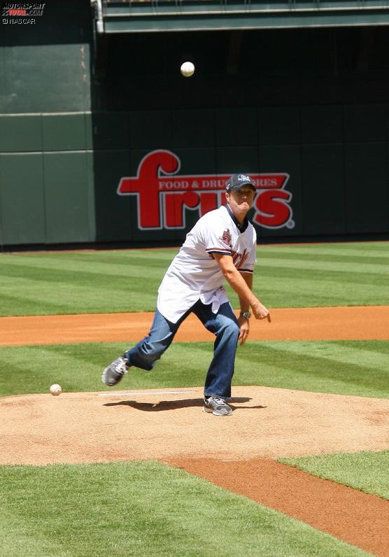  J.J. Yeley beim Baseball-Spiel der Arizona Diamondbacks
