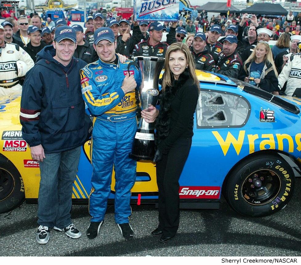 2004:  Martin Truex Jun. gewinnt den Busc-Titel, links Dale Earnhardt Jr., rechts Teresa Earnhardt