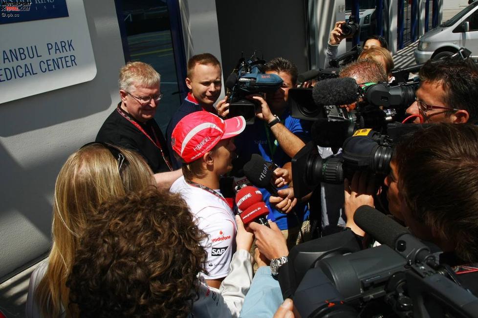 Heikki Kovalainen (McLaren-Mercedes) nach der Rennfreigabe durch die FIA-Ärzte