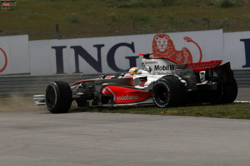 Lewis Hamilton (McLaren-Mercedes) mit einem Dreher