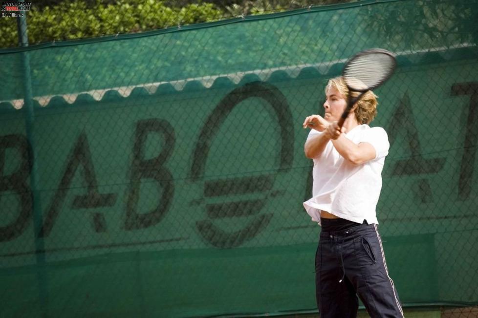 Nico Rosberg beim Tennisspielen.