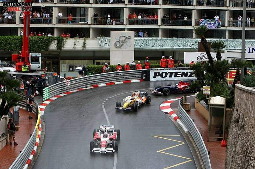 Jarno Trulli (Toyota) vor Nelson Piquet Jr. (Renault) 