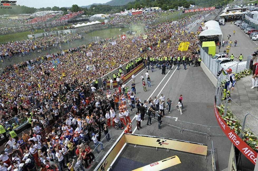 Rossi-Fans stürmen die Strecke