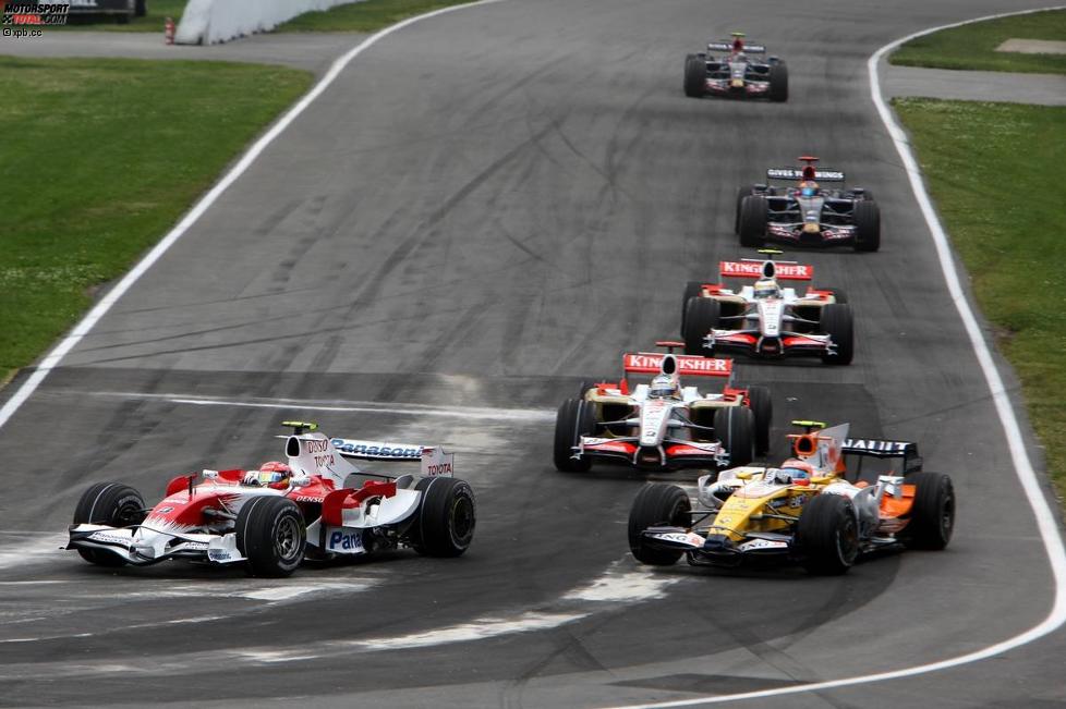 Timo Glock (Toyota) und Nelson Piquet Jr. (Renault) 