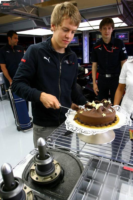 Sebastian Vettel (Toro Rosso) schneidet seine Geburtstagstorte an