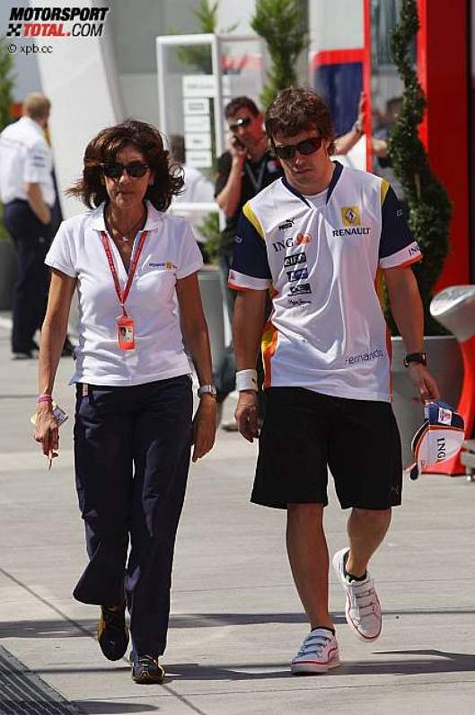 Fernando Alonso (Renault) mit Presselady Patricia Spinelli