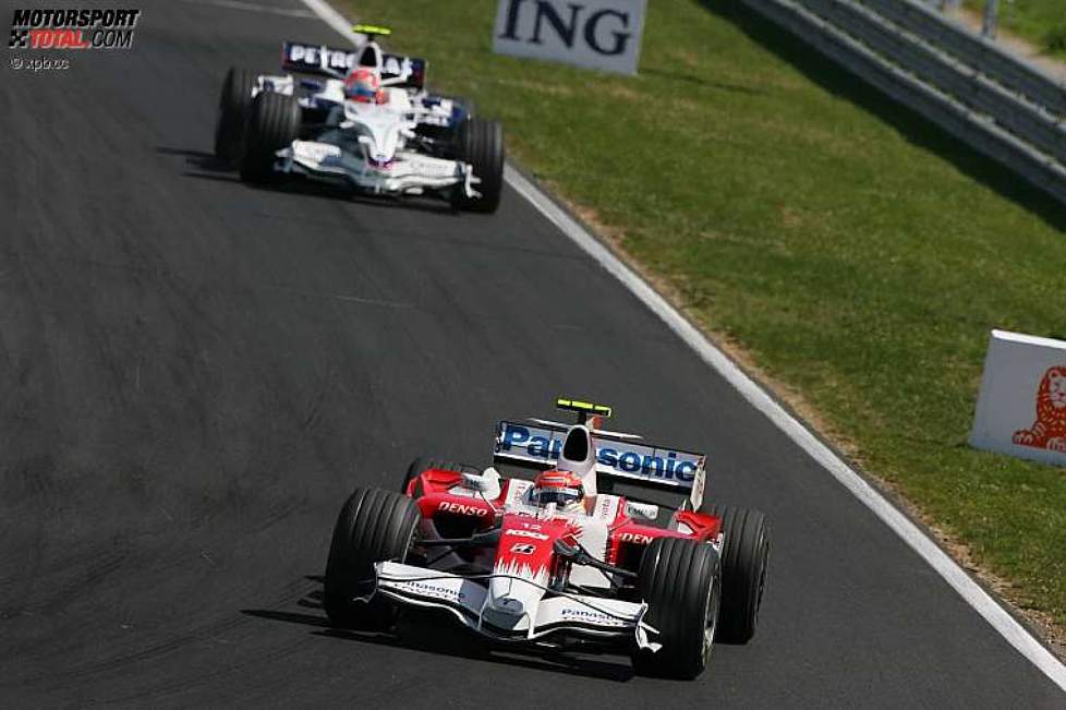 Timo Glock (Toyota) vor Robert Kubica (BMW Sauber F1 Team)  