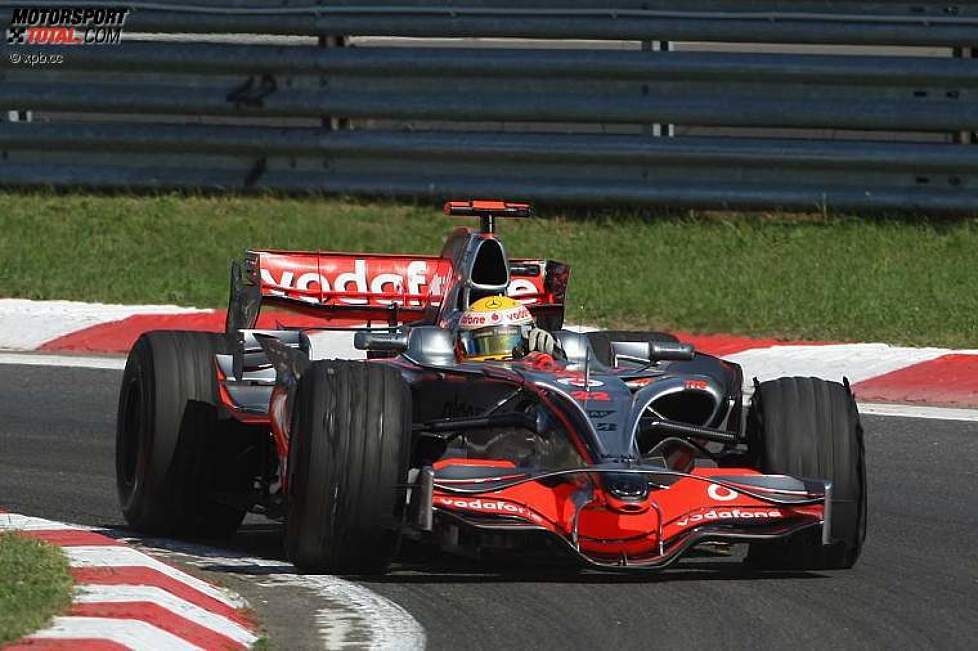Lewis Hamilton (McLaren-Mercedes) mit Reifenschaden
