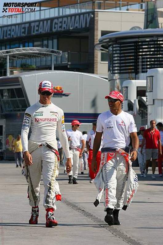 Adrian Sutil (Force India) und Lewis Hamilton (McLaren-Mercedes)