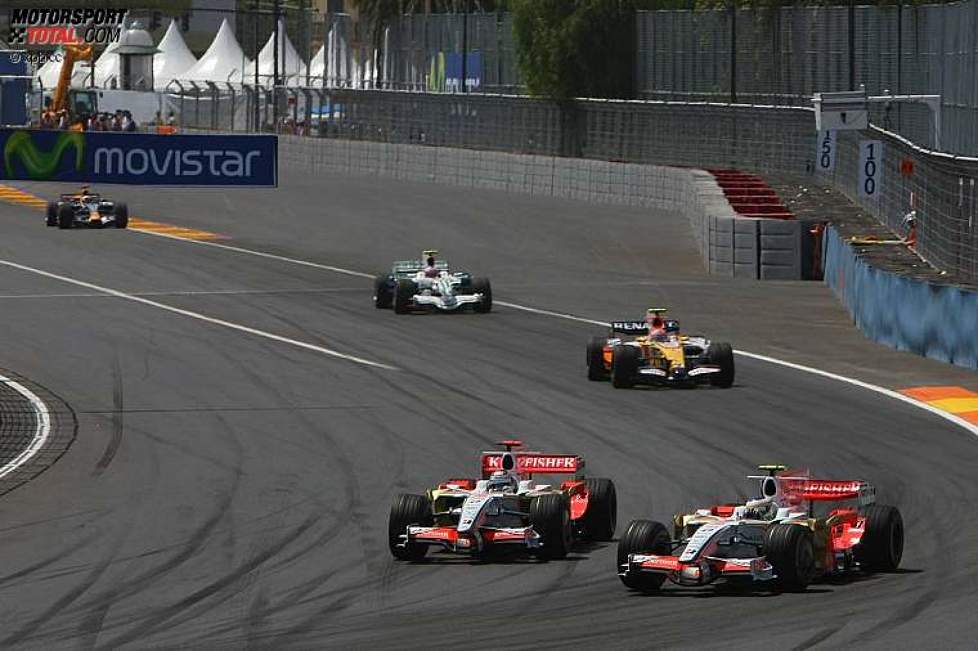 Adrian Sutil und Giancarlo Fisichella (Force India) im teaminternen Zweikampf zu Beginn des Rennens