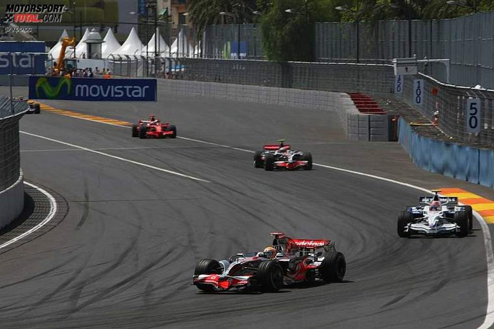 Lewis Hamilton (McLaren-Mercedes) vor Robert Kubica (BMW Sauber F1 Team) 