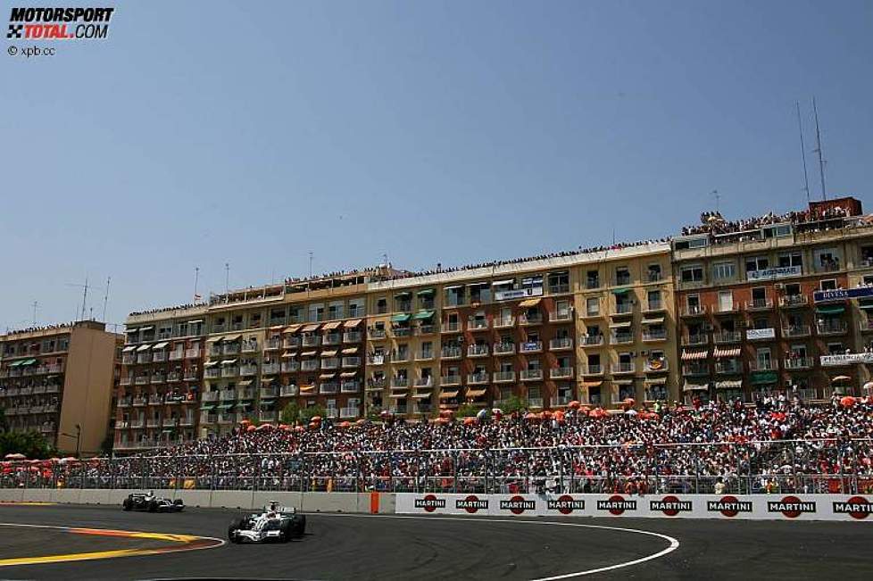 Rubens Barrichello (Honda F1 Team) auf der Strecke, beobachtet auch von den Balkons in Valencia